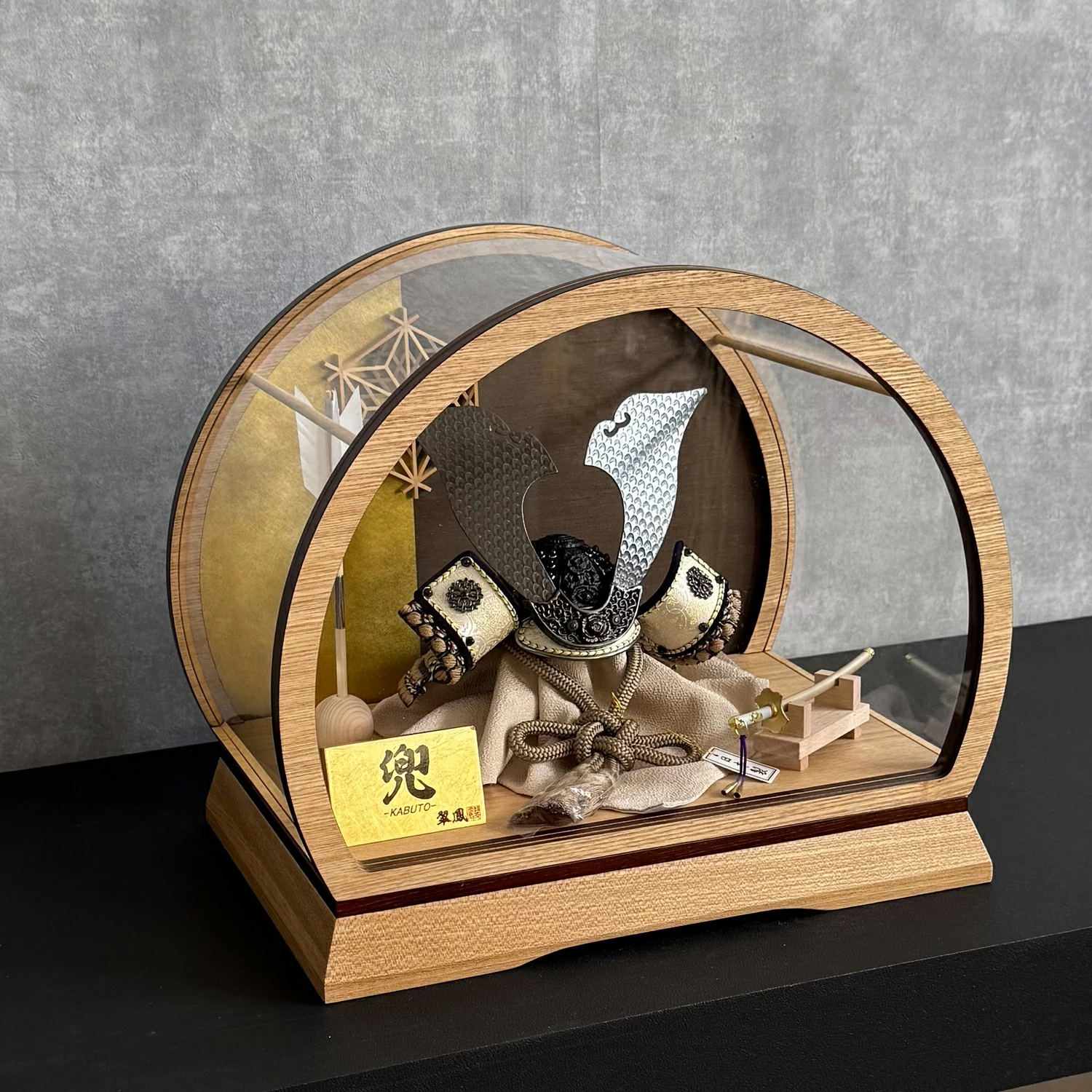 五月人形 平安翠鳳 8号兜 永遠の兜 KINGDOM コンパクト アクリルケース