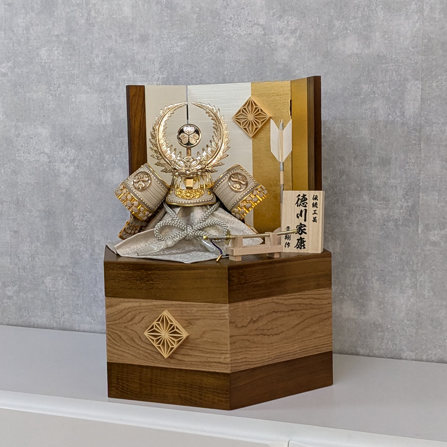 五月人形　兜　収納飾り　徳川家康　8号 五月人形 兜飾り 8号兜 白金 亜麻色縅 徳川家康 コンパクト 収納飾り