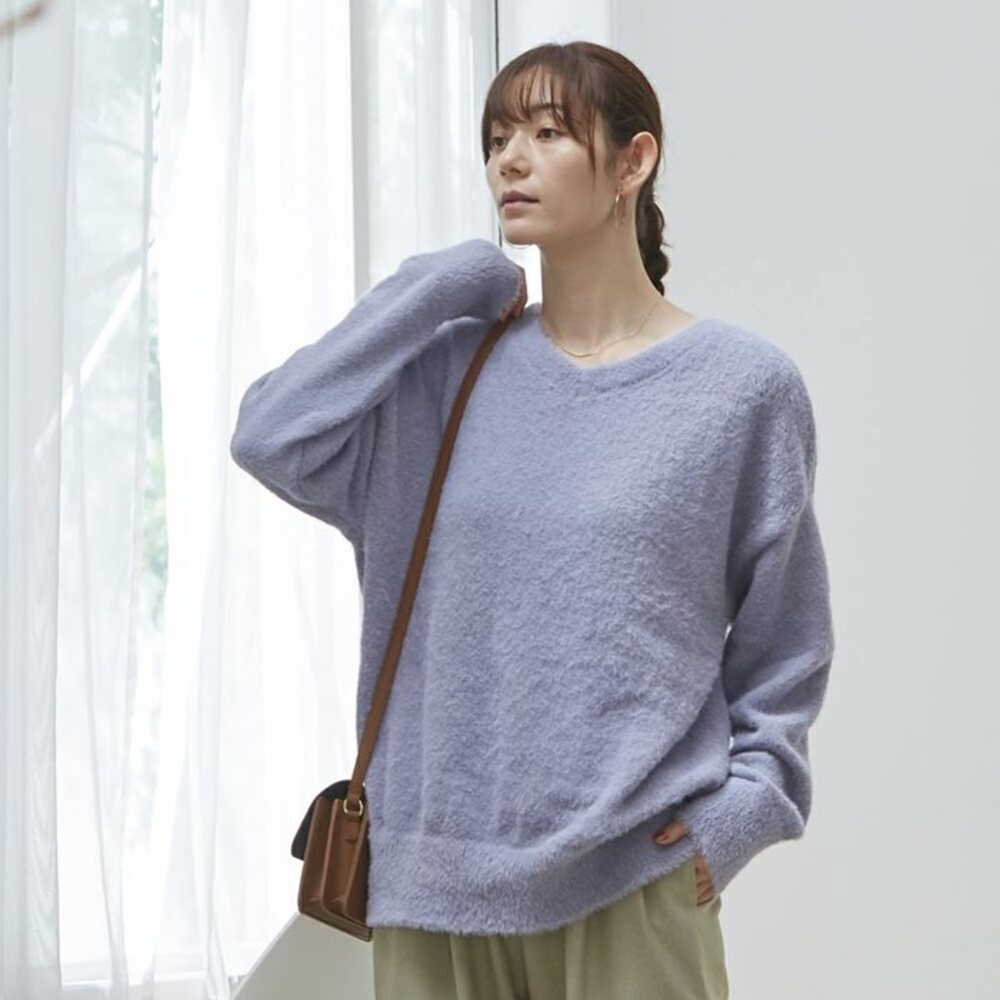 UR'S（ユアーズ）の「ウールブレンドVネックニットプルオーバー（ニット/セーター）」 - WEAR [KQAVZSWZ] レディース ツーピース セーターセット：長袖Vネックプルオーバーセーターにワイドレッグパンツを合わせたデザイン