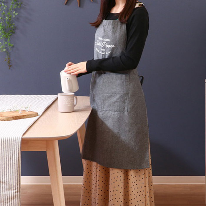 エプロン おしゃれ 女性用 通販 Salt&Pepper 後ろ 結び ポケット付き ミドル丈 シンプル ロゴ かわいい オシャレ 可愛い 長さ調節 テキスタイル エプロン |  | 05