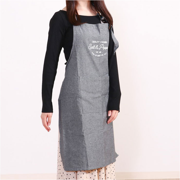 エプロン おしゃれ 女性用 通販 Salt&Pepper 後ろ 結び ポケット付き ミドル丈 シンプル ロゴ かわいい オシャレ 可愛い 長さ調節 テキスタイル エプロン |  | 07