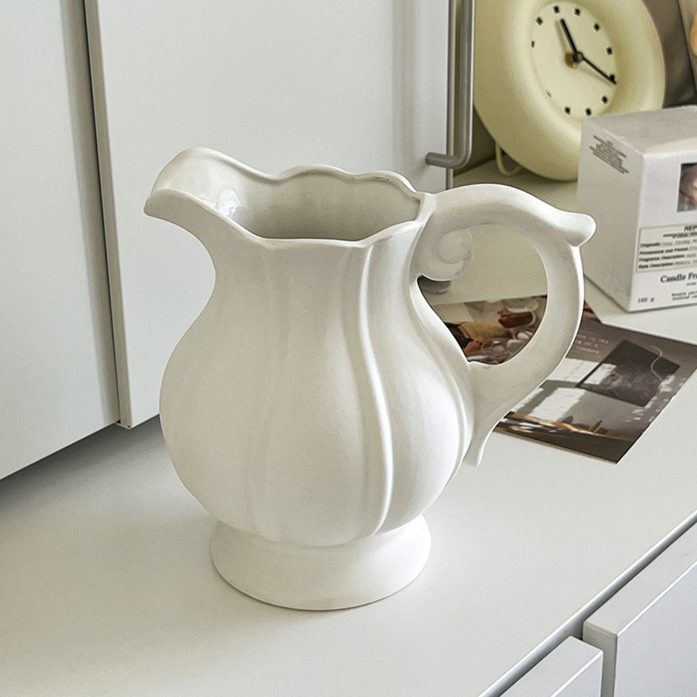 おしゃれ 花瓶 陶器 白 通販 フラワーベース 花器 小さめ 丸み ピッチャー型 ブーケ ドライフラワー 玄関 リビング レトロ かわいい おしゃれ | BACKYARD FAMILY | 01