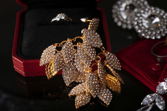 ブライダル ピアス 大ぶり 通販 ブライダルピアス ブライダルアクセサリー ウェディングアクセサリー リーフモチーフ 揺れるタイプ ゆれる 結婚式 ブライダル |  | 08