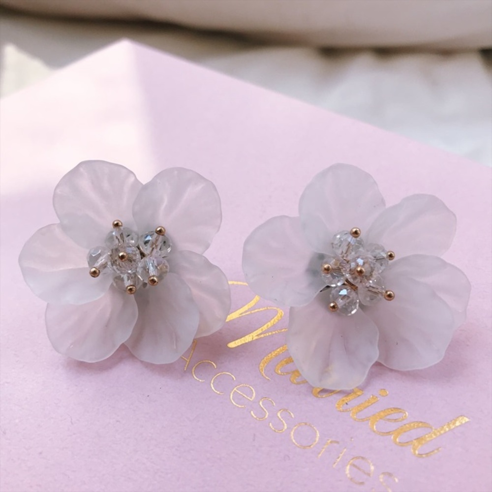 ブライダル イヤリング 花 通販 ブライダルアクセサリー ウェディングアクセサリー 大ぶり 花モチーフ 花型 揺れない 結婚式 花嫁 新婦 披露宴 ブライダル |  | 01