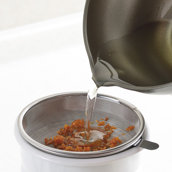 オイルポット おしゃれ 通販 スヌーピー グッズ 大人 向け ホーローオイルポット 琺瑯 ホーロー 活性炭カートリッジ 別売 油こし器 油 保存容器 オイルポット | SNOOPY | 01