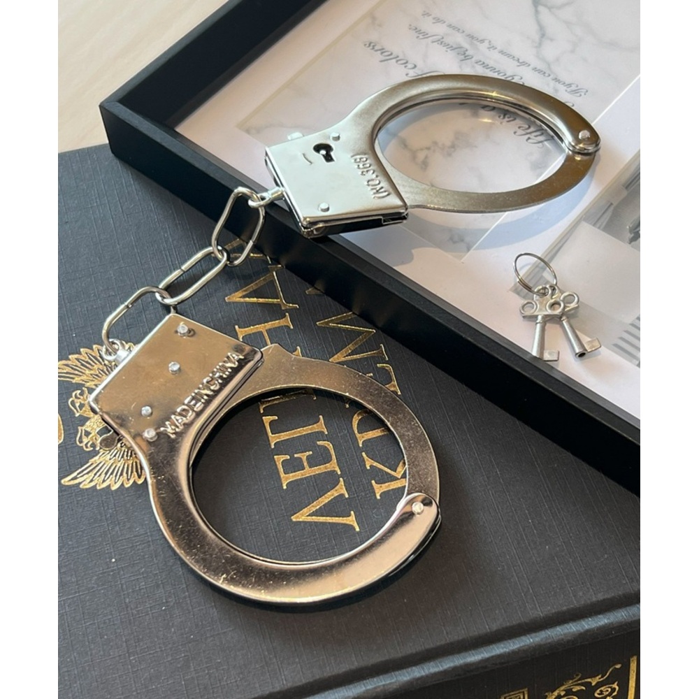 手錠 おもちゃ コスプレ 通販 仮装 手枷 小物 おもちゃ手錠 演劇 芝居 小道具 鍵付き 舞台 撮影小物 手品 グッズ ハンドカフ パーティーグッズ 手錠 |  | 01