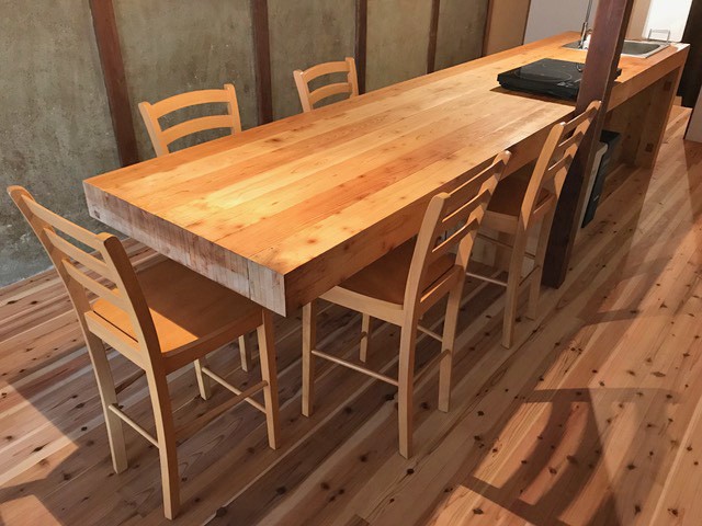 宿泊施設にてカウンターチェアご利用の様子