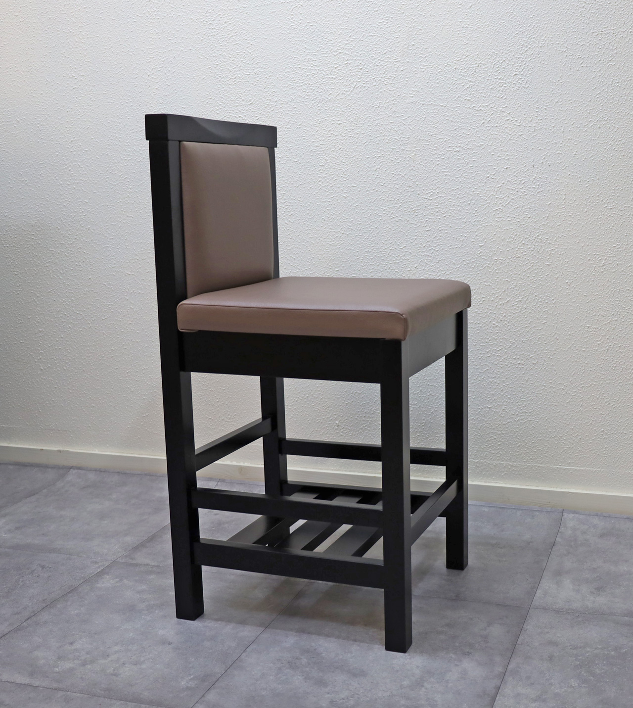 木製 荷物置き付きカウンターチェア えびす ブラック色 コンパクト 座