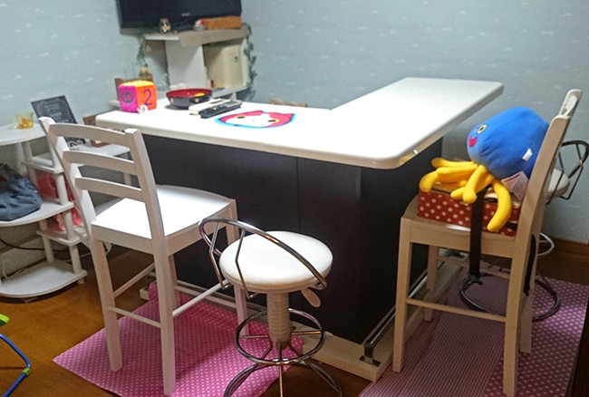 白い木製カウンターチェア