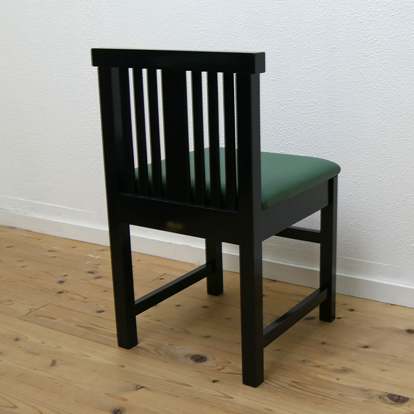店舗用ダイニングチェア 完成品 チェア ブラック コンパクトな 黒い椅子 座面高43cm レザー張り 背もたれの低い食堂椅子 単品購入可能