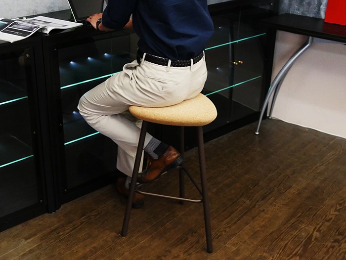 コルク座面 カウンタースツール 三角スツール カウンターチェア