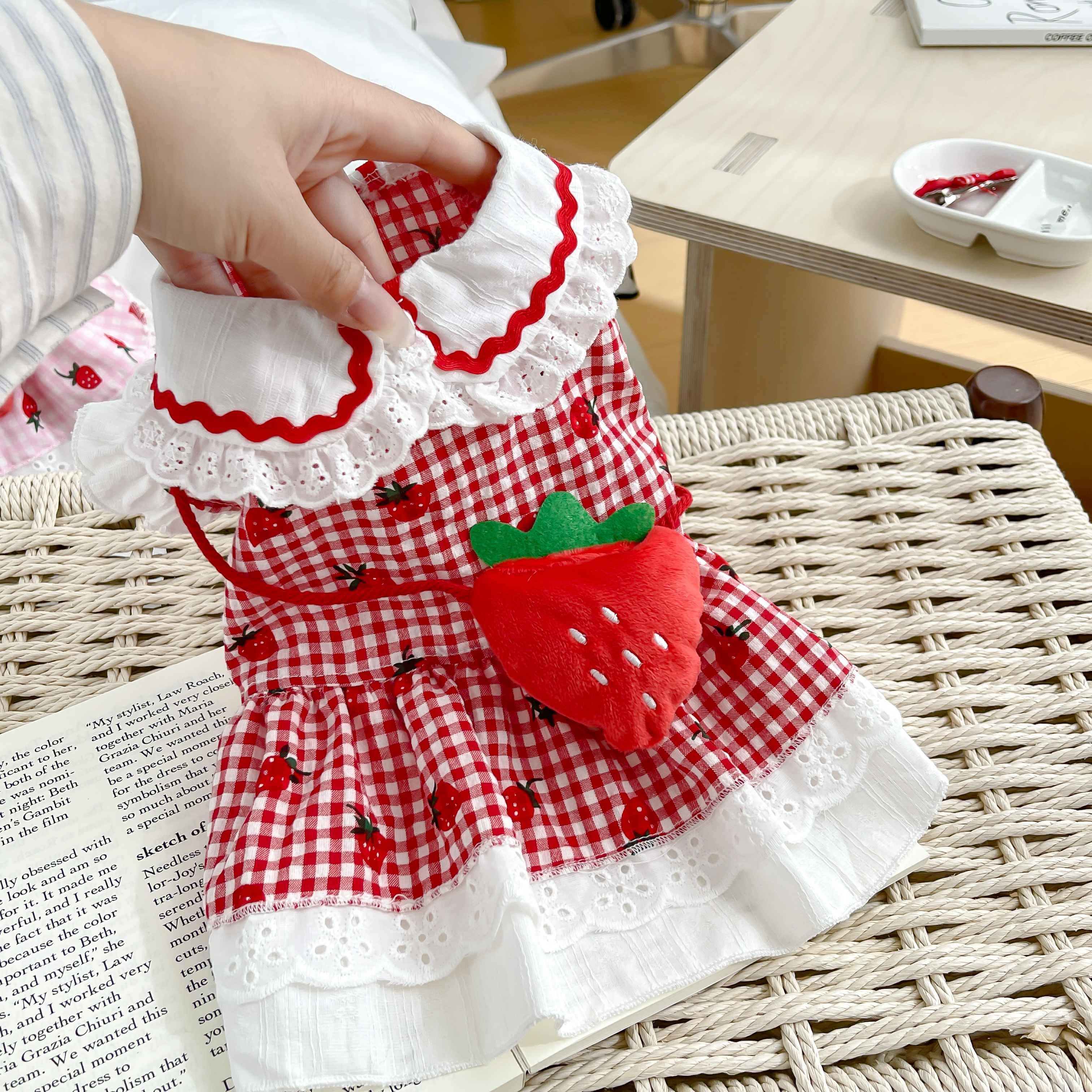 新商品 犬服 春 夏 犬ワンピース いちごポシェット チェック柄
