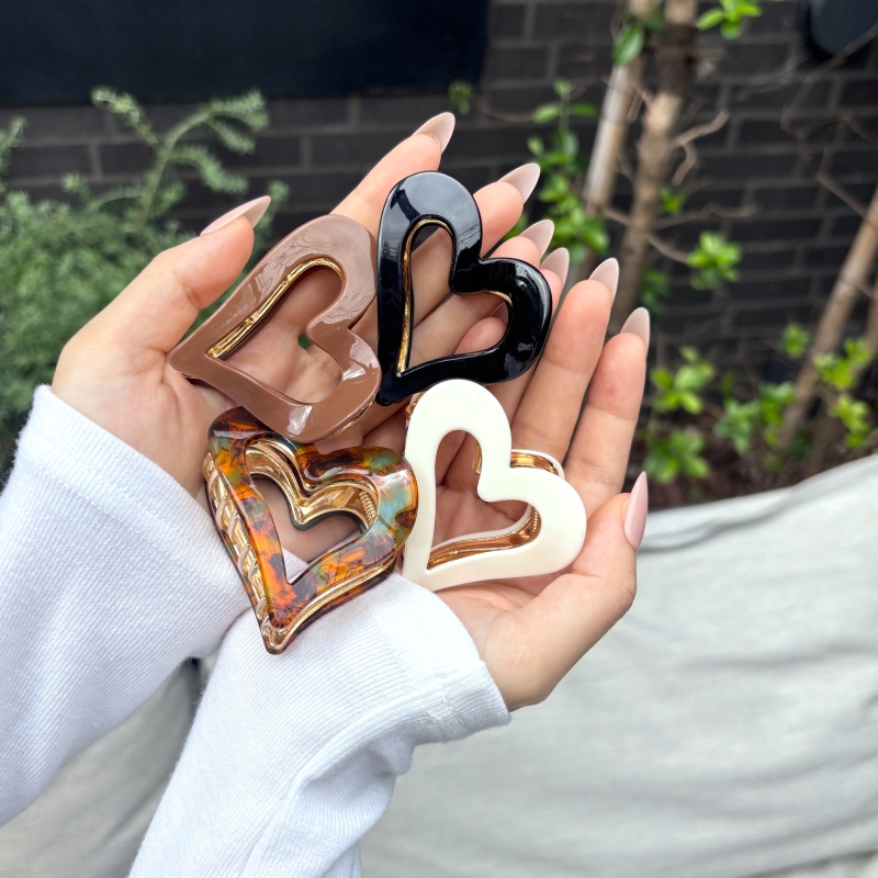 ギフトにも【CHANEL】ヘアピン ガーリーで可愛いハートモチーフ 上品でガーリーな雰囲気に♪】CHANEL ヘアピン ハート (CHANEL
