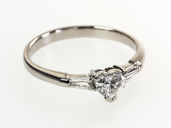 经典心设计环戒指侧面锥形钻石白金0.