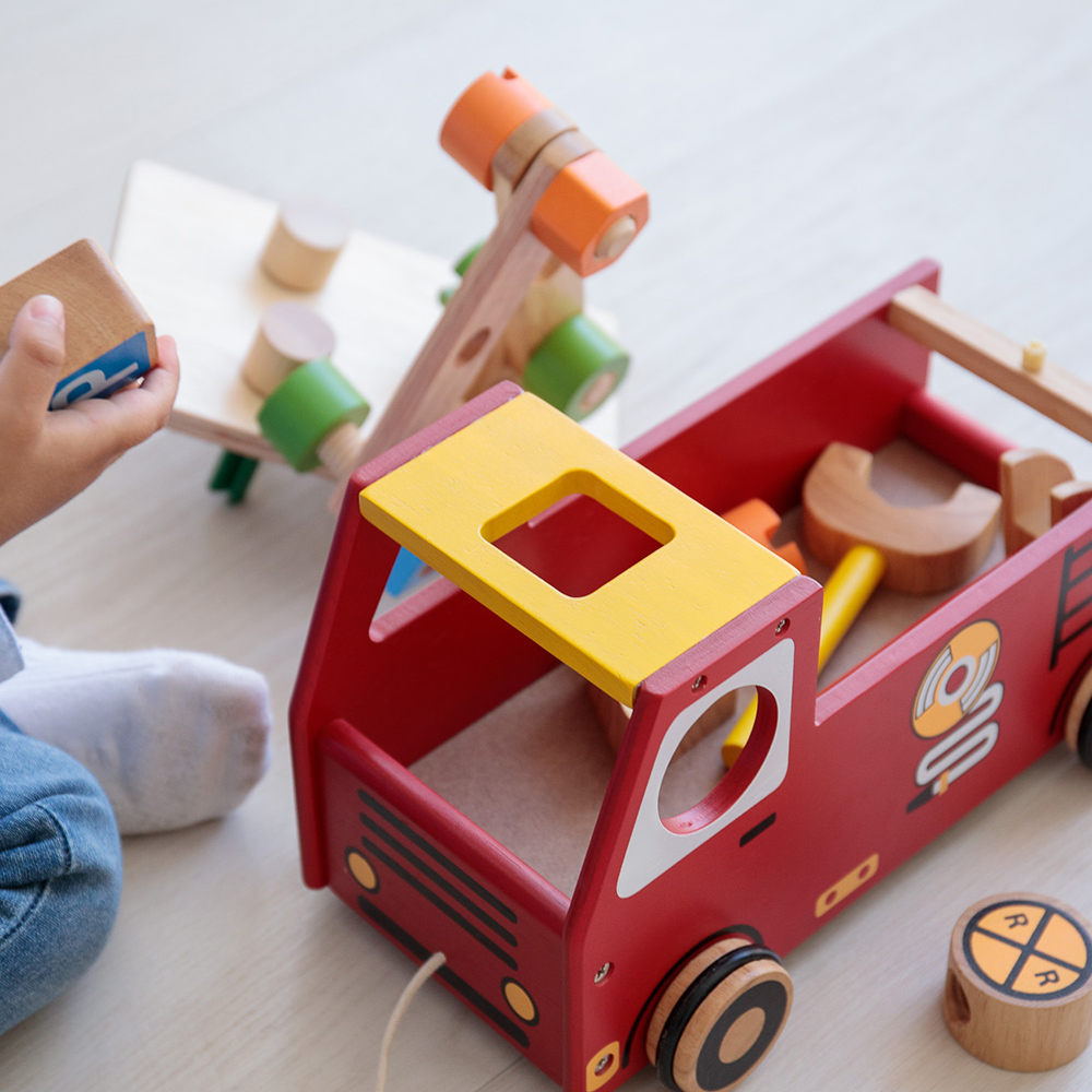 名入れ 知育玩具 アクティブ消防車  2歳 3歳 I’ｍ TOY アイムトイ 木のおもちゃ 誕生日プレゼント 男の子 クリスマス エデュテの画像