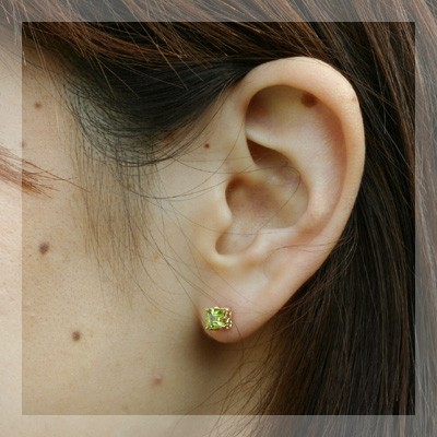 スクエアカットのペリドットがシャープなおしゃれピアスK18YG 繊細レース ペリドットスクエアピアス PT900 K18 K10対応