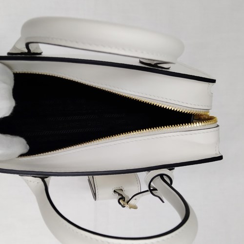 【訳あり】PRADA サフィアーノモノクロームバッグ(1BA2692ERX) 訳あり】PRADA サフィアーノモノクロームバッグ(1BA2692ERX)