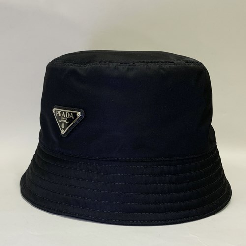 PRADA バケットハット XL ブラック×レッド PRADA バケットハット NYLONロゴ入り XL プラダ - メルカリ