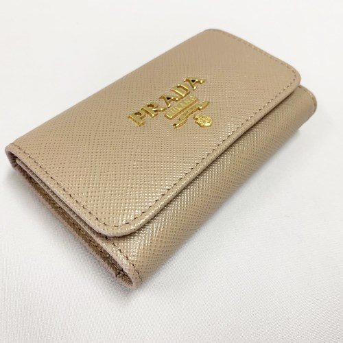 新品未使用✨ PRADA 4連キーケース 三角ロゴ レザー ベージュ RFID 未使用に近い PRADA プラダ キーケース 4連 サフィアーノレザー ロゴ