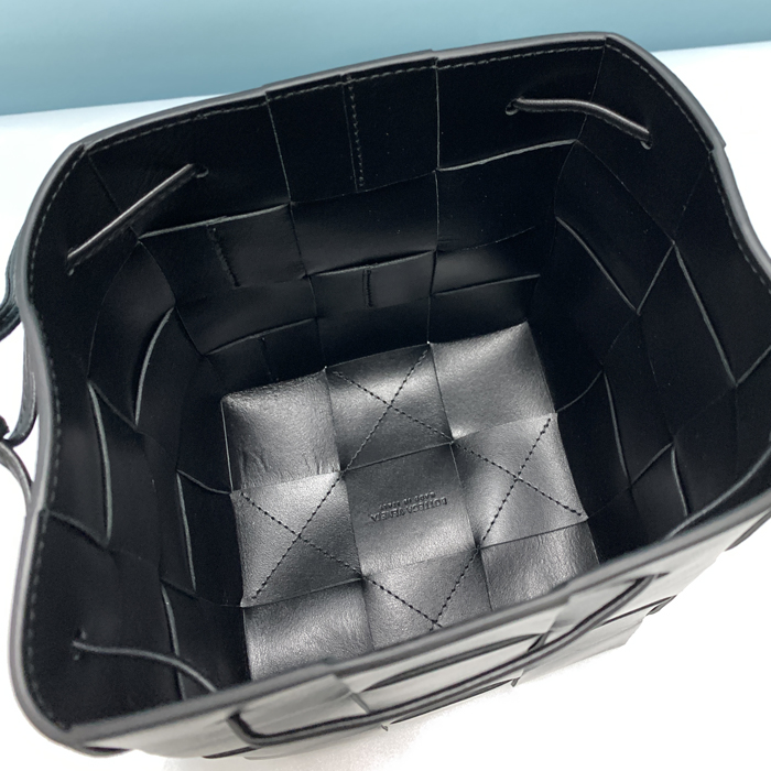 BOTTEGA VENETA（ボッテガ・ヴェネタ） ショルダーバッグ CASETTE