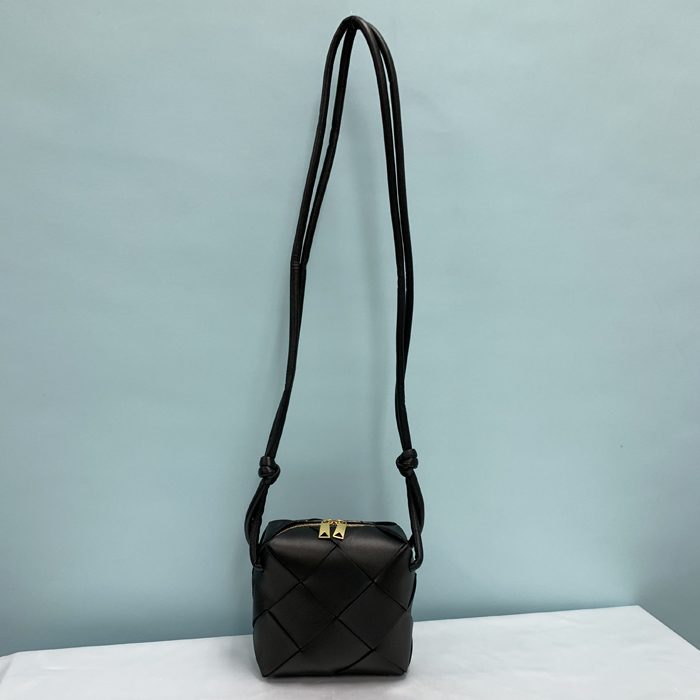 BOTTEGA VENETA（ボッテガ・ヴェネタ） ショルダーバッグ ミニ