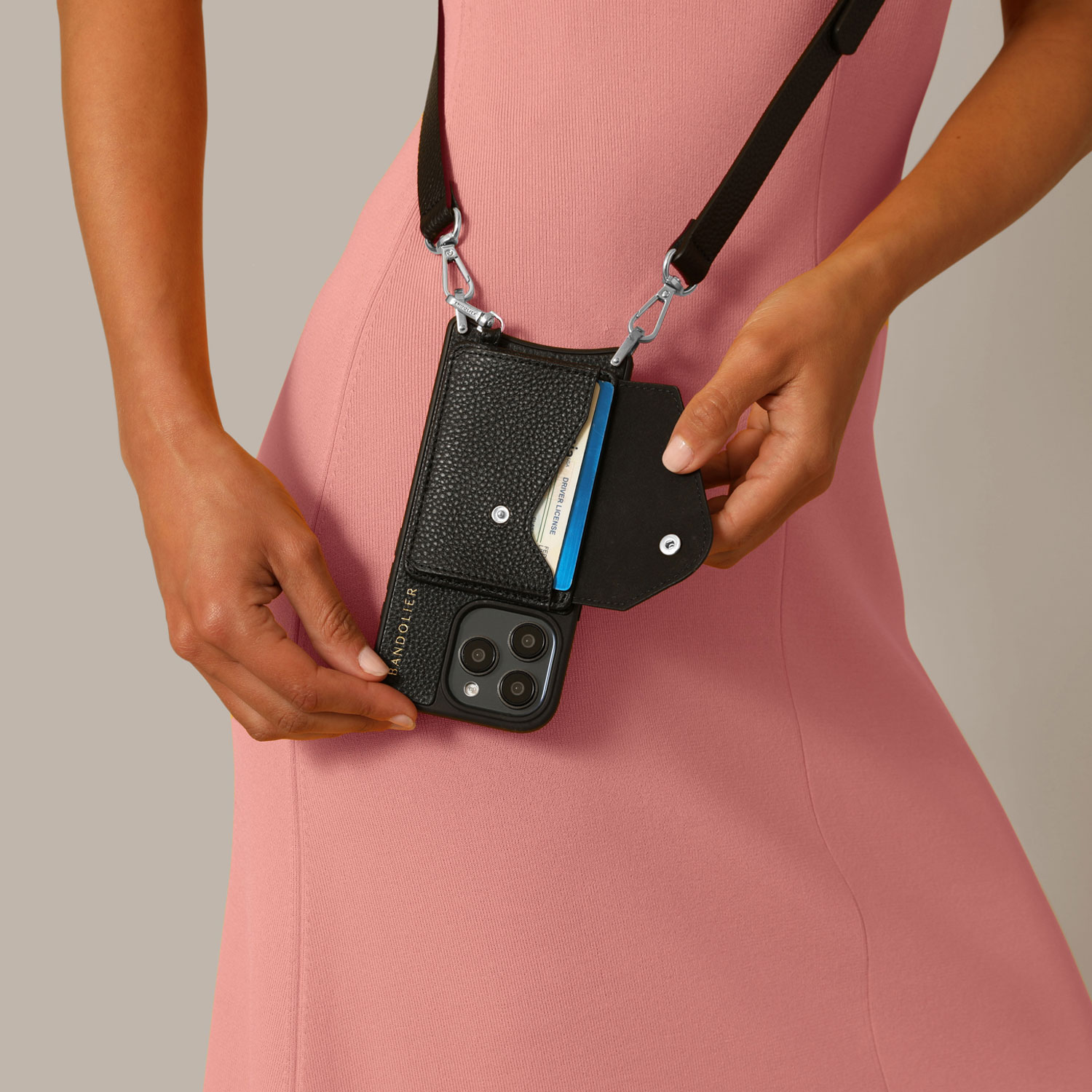 BANDOLIER（バンドリヤー） スマホショルダー iPhone15Pro 