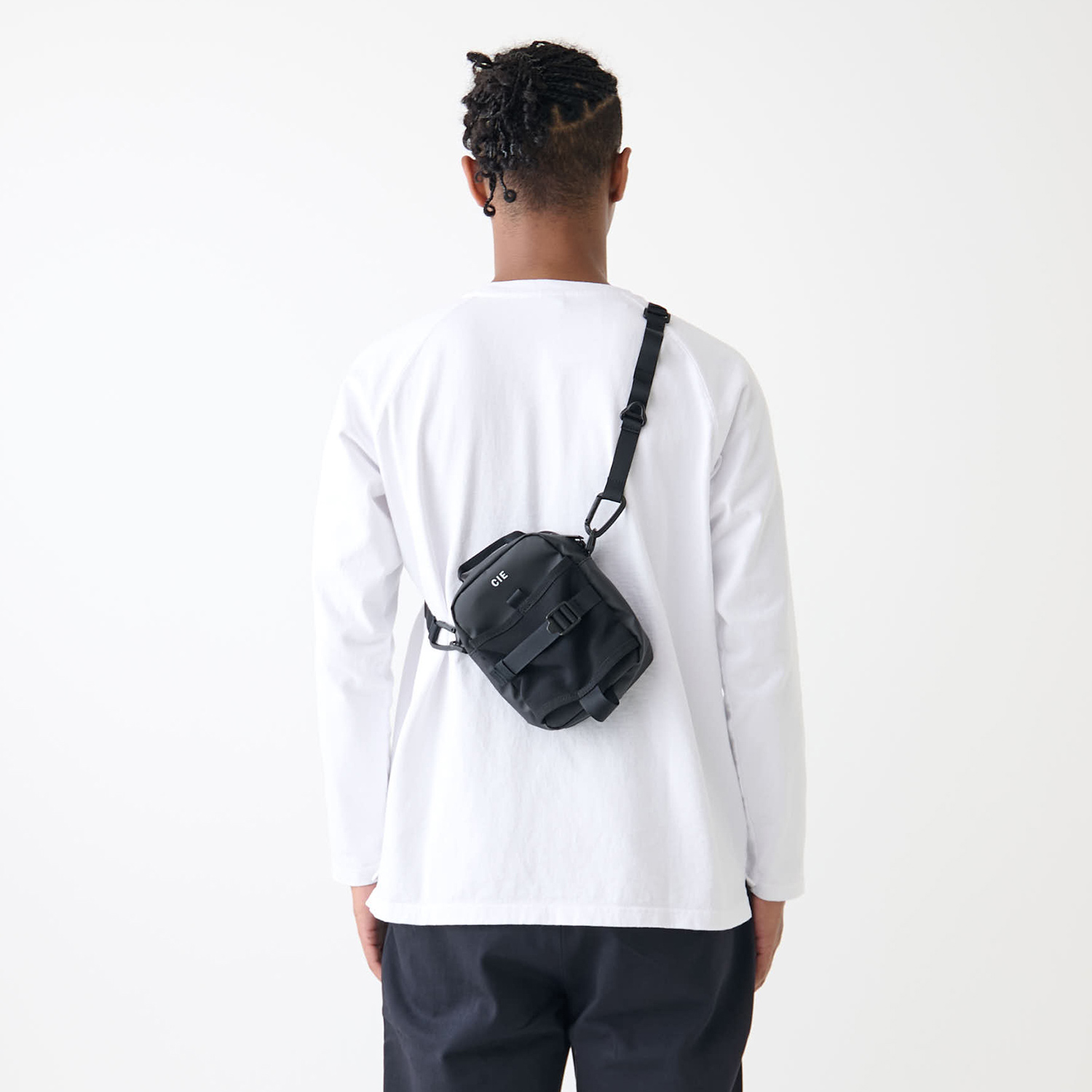 【美品✨】シー グリッド3 ショルダーバッグ 斜めがけ クロスボディ グレー CIE シーショルダーバッグ グリッド3 ボトル ミニ メンズ