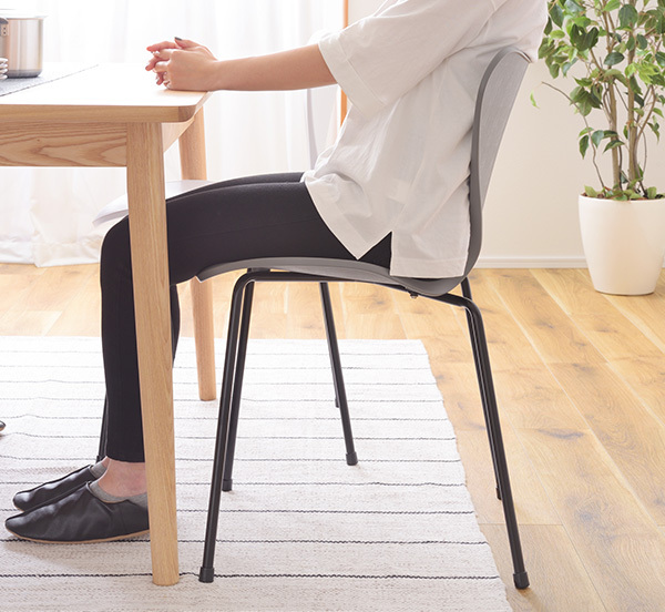 樹脂製でソフトな座り心地 スタッキングチェアー デザイナーズチェアー