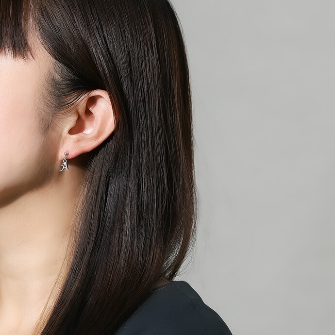 Binich（ビニッチ） 選べるイニシャル ドロップピアス メンズ