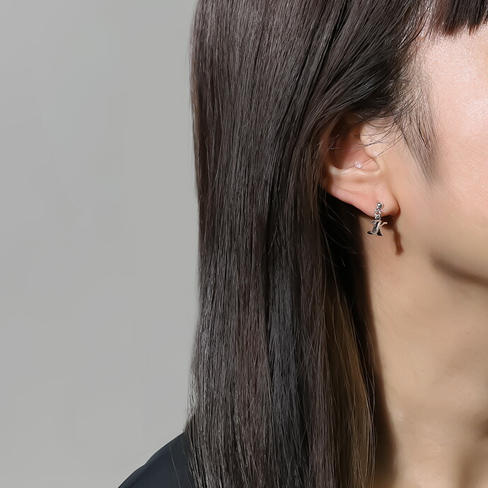 Binich（ビニッチ） 選べるイニシャル ドロップピアス メンズ