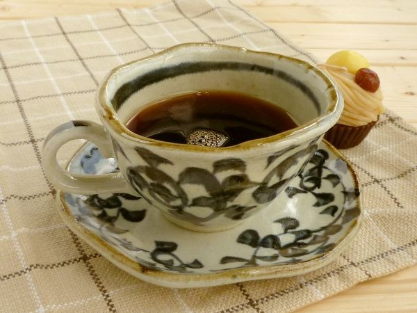 美濃焼のタコ唐草コーヒー碗皿