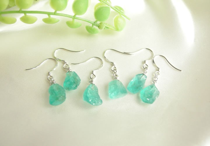 インカクリスタル、セレナイト、アパタイト　ピアス アクセサリーのプレゼント K18WG インディゴアパタイト ピアス 18金