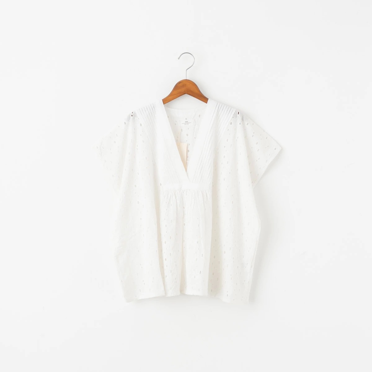 SOIL（ソイル） V-NECK PINTUCK FRENCH SLEEVE SHIRT ヘムラ 刺繍 V 