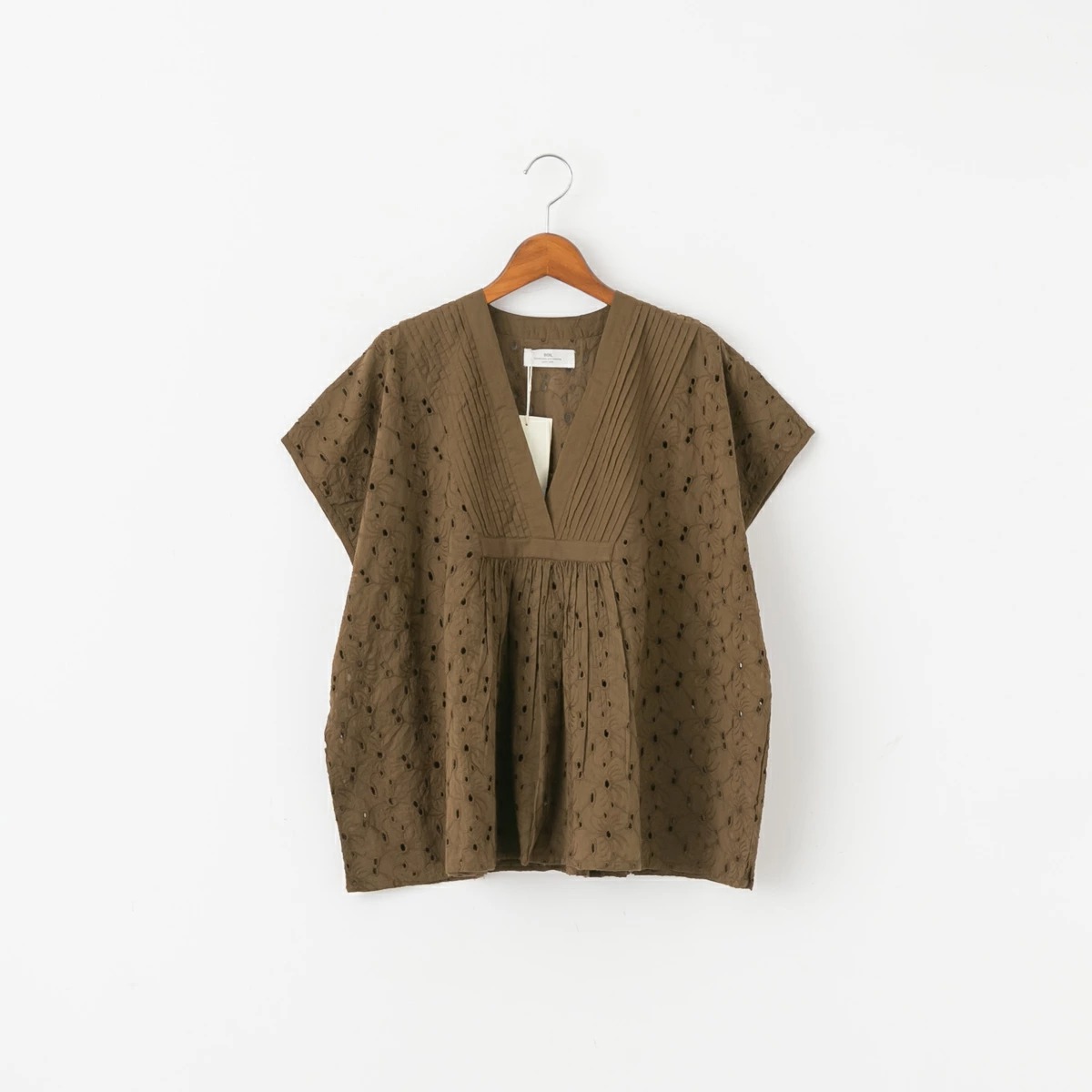 SOIL（ソイル） V-NECK PINTUCK FRENCH SLEEVE SHIRT ヘムラ 刺繍 V