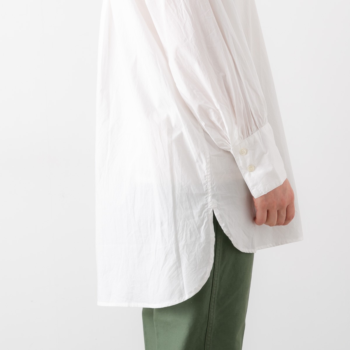 【30%OFF】ユニヴァーサルティシュ シルキー タイプライター ギャザースリーブ シャツ UNIVERSAL TISSU UT203SH001 トップス ホワイト ブラック 白 黒 30%OFF】ユニヴァーサルティシュ シルキー タイプライター