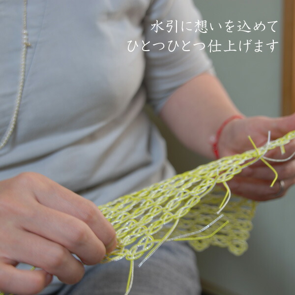 自分たちの手で藁を綯い、歳神様をお迎えする『しめ縄飾り』