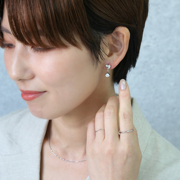 【普段使いに最適】新品未使用♡K18台ハートピアス BLUE LEAF（ブルーリーフ） ピアス ハート 揺れる CZダイヤ