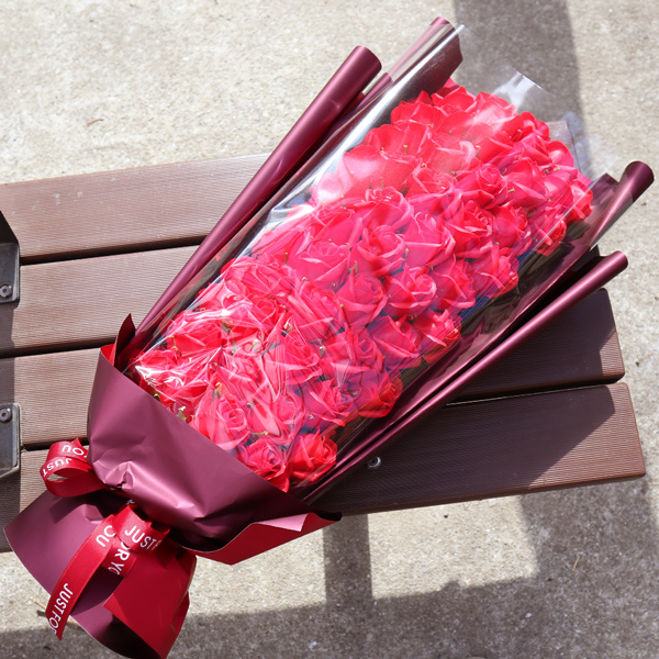 還暦祝い 女性 花 石鹸で作られた60輪の枯れないバラのプレゼント 赤とピンクの薔薇 メッセージカード付き ソープフラワー 花束 シャボンフラワー 赤いもの｜bondsconnect｜02