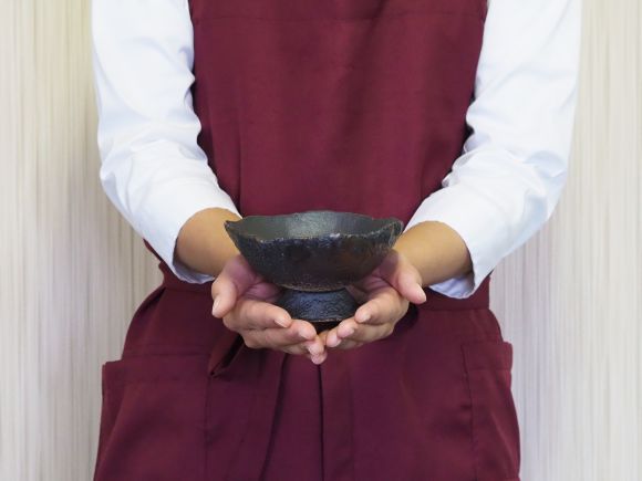 万古焼 黒金 4.5号 丸台付 幅13.5cm&times;高さ7cm