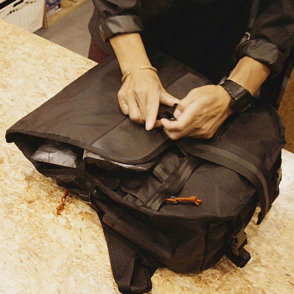 CHROME WARSAW クローム ワルシャワ 30L ＆ウエストバッグ 2_BG-390-BK_3024x.jpg?v=1753790343