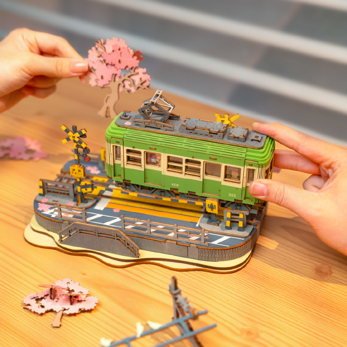 ROBOTIME 立体パズル 木製 3D ウッドパズル 桜の電車 LEDライト付き