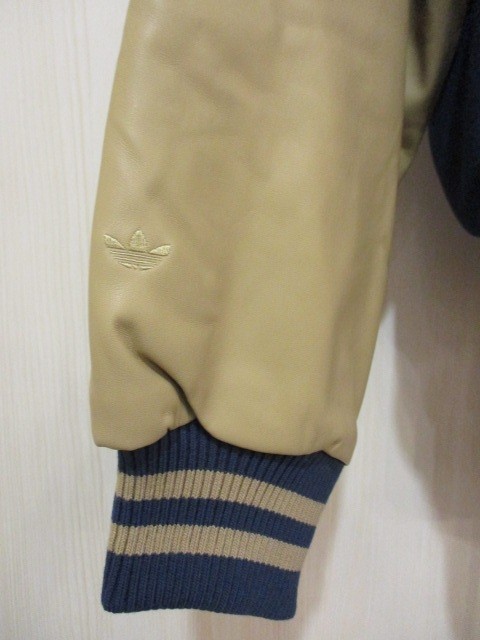 adidas オリジナルス カレッジスタジャン　ネイビー/ベージュ adidas オリジナルス M MC VARSITY JKT(カレッジ) アウター