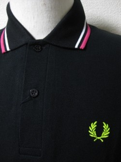 FRED PERRY ブラックポロシャツ Mサイズ FRED PERRY ラインポロシャツ(M8173) / ブラック(220