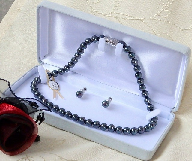 【送料無料 代引き手数料無料】みがきパール 日本製 貝パール ネックレス イヤリング 2点セット マグネット式クラスプ 収納ケース付き ダークグレー フォーマル小物 ナチュラル ネックレス 7.5-8.0mm ペア 7.5-8.0mm 真珠 パール 日本製 貝パール マグネット留め仕様 ネックレス・イヤリングセット