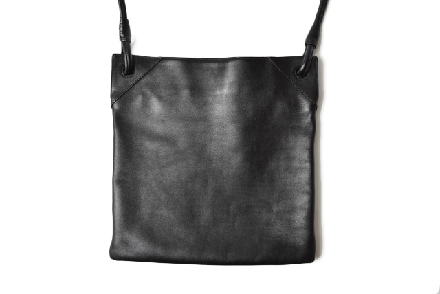 美品✨ボッテガヴェネタ　メッセンジャーショルダーバッグ　ブラック　レザー 超希少!! BOTTEGA VENETA ボッテガヴェネタ ショルダーバッグ