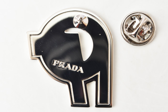 PRADA  ピンバッジ　2個セット PRADA プラダ ピンブローチ/ピンバッジ 3点セット アクセサリー