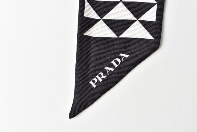 PRADAロゴスカーフ　レア　美品 国内直営 **PRADA** プリントツイル スカーフ Giftにも☆ (PRADA