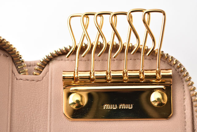 【希少美品】miu miu マテラッセ 6連 キーケース ピンクベージュ ミュウミュウ キーケース 6連 キーフック マテラッセレザー