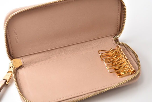 美品✨ ミュウミュウ 6連 キーケース パール ビジュー リボン RFID Amazon.co.jp: MIUMIU(ミュウミュウ) キーケース 6連 マドラス