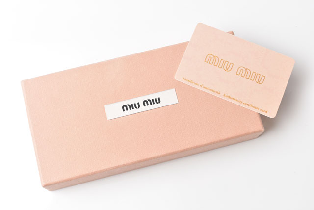 美品miu miu マテラッセキーケース　ピンクベージュ miu miu ピンク キーケース （ピンクベージュ マテラッセレザー